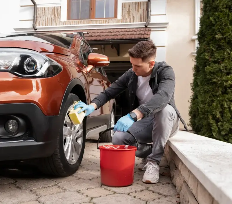 Lavage auto à domicile Languédias : professionnel intervenant sur un véhicule